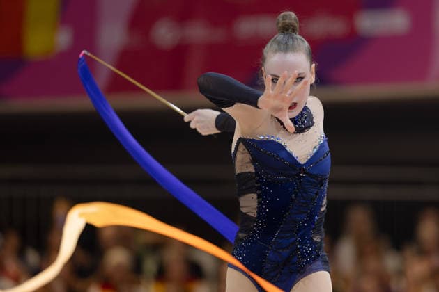 Weltmeisterschaft der Rhythmischen Sportgymnastik Darja Varfolomeev (Deutschland) während ihrer Übung mit dem Band. Weltmeisterschaft der Rhythmischen Sportgymnastik vom 11. bis zum 16. August in der Festhalle in Frankfurt am Main. Mehrkampffinale Einzel, Platzierungen 1 bis 9., Frankfurt am Main Hessen Deutschland Festhalle *** Rhythmic Gymnastics World Championships: Darja Varfolomeev of Germany during her ribbon routine. Rhythmic Gymnastics World Championships, August 11–16 at the Festhalle in Frankfurt am Main. Individual All-Around Final, places 1 through 9, Frankfurt am Main, Hesse, Germany, Festhalle