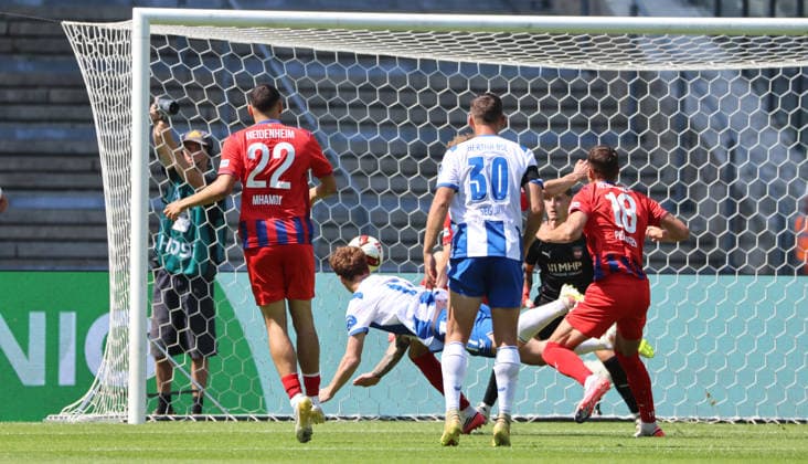 Sebastian Grönning erzielt das Tor zum 1:0 Zweikampf Spielszene Aktion Fußball Fussball DFL 2. Bundesliga Herren 2. Spieltag Saison 2026 2027 15.08.2026 Hertha BSC Berlin vs. FC Heidenheim FCH DFL regulations prohibit any use of photographs as image sequences and or quasi-video *** Sebastian Grönning scores the goal to make it 1–0. Match highlight. Action. Sports. Soccer. DFL 2. Bundesliga. Men s. Matchday 2. 2026–2027 season. August 15, 2026. Hertha BSC Berlin vs. FC Heidenheim (FCH). DFL regulations prohibit any use of photographs as image sequences and or quasi-video