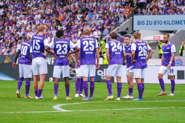 VfL Osnabrück bespricht sich nach dem Gegentor zum 0:1, Deutschland: Fussball, 2. Bundesliga, Saison 2026 27, 2. Spieltag, 15.08.2026, VfL Osnabrück vs 1. FC Magdeburg, Stadion Bremer Brücke (Osnabrück, Niedersachsen) *** VfL Osnabrück holds a huddle after conceding the goal that made the score 0–1, German Soccer, 2. Bundesliga, 2026–27 Season, Matchday 2, August 15, 2026, VfL Osnabrück vs. 1. FC Magdeburg, Bremer Brücke Stadium, Osnabrück, Lower Saxony Copyright: xLeonxFrickx