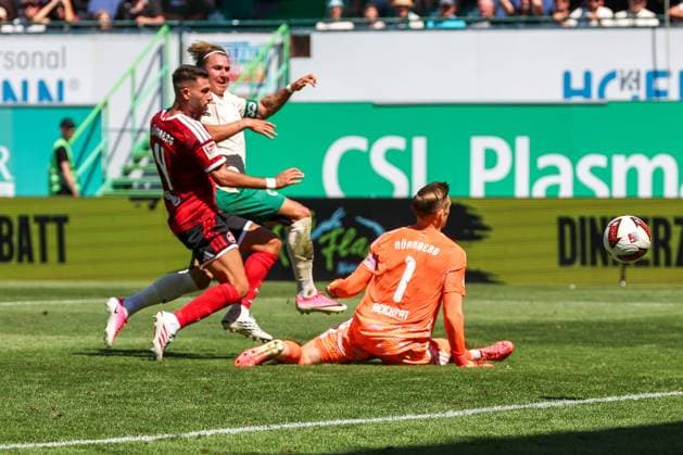 Felix Klaus 30 (Spvgg Greuther Fuerth) setzt sich gegen Alexios Kalogeropoulos 4 (1FC Nuernberg) und Jan Reichert 1 (1FC Nuernberg) zum 2:1 durch, Aktion, Tor, , SpVgg Greuther Fuerth vs. 1. FC Nuernberg, Fussball, Maenner, 2. Bundesliga, Saison 2026 2027, Hinrunde, 2. Spieltag, 15.08.2026 DFB regulations prohibit any use of photographs as image sequences and or quasi-video Fuerth Bayern Deutschland *** Felix Klaus (30, Spvgg Greuther Fürth) scores the winning goal in a 2-1 victory over Alexios Kalogeropoulos (4, 1. FC Nuremberg) and Jan Reichert (1, 1. FC Nuremberg); action, goal, , SpVgg Greuther Fürth vs. 1. FC Nuremberg, soccer, men’s, 2. Bundesliga, 2026–2027 season, First Half of the Season, Matchday 2, August 15, 2026. DFB regulations prohibit any use of photographs as image sequences and or quasi-video. Fürth, Bavaria, Germany Copyright: xkolbert-press MartinxAgüerax