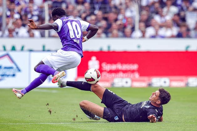 2026.08.15, xkwix, Fußball, 2. Bundesliga, VfL Osnabrück - 1. FC Magdeburg, Stadion an der Bremer Brücke, 2.Spieltag, Saison 2026 2027: Ismail Badjie (VfL Osnabrueck 10) im Zweikampf gegen Tobias Mueller (1. FC Magdeburg 5) DFB regulations prohibit any use of photographs as image sequences and or quasi-video. Photo: xKamilxWilkowskixPressefotoKochx Niedersachsen Deutschland *** August 15, 2026, xkwix, Soccer, 2. Bundesliga, VfL Osnabrück vs. 1. FC Magdeburg, Stadion an der Bremer Brücke, Matchday 2, 2026–2027 Season: Ismail Badjie (VfL Osnabrück, No. 10) in a tackle against Tobias Mueller (FC Magdeburg, No. 5). DFB regulations prohibit any use of photographs as image sequences and or quasi-video. Photo: xKamilxWilkowskixPressefotoKochx, Lower Saxony Germany