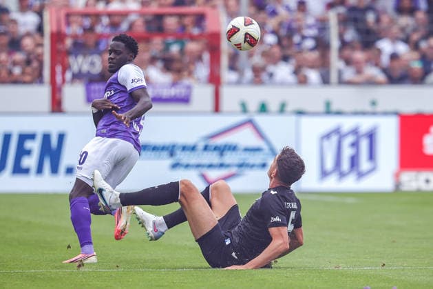 2026.08.15, xkwix, Fußball, 2. Bundesliga, VfL Osnabrück - 1. FC Magdeburg, Stadion an der Bremer Brücke, 2.Spieltag, Saison 2026 2027: Ismail Badjie (VfL Osnabrueck 10) im Zweikampf gegen Tobias Mueller (1. FC Magdeburg 5) DFB regulations prohibit any use of photographs as image sequences and or quasi-video. Photo: xKamilxWilkowskixPressefotoKochx Niedersachsen Deutschland *** August 15, 2026, xkwix, Soccer, 2. Bundesliga, VfL Osnabrück vs. 1. FC Magdeburg, Stadion an der Bremer Brücke, Matchday 2, 2026–2027 Season: Ismail Badjie (VfL Osnabrück, No. 10) in a tackle against Tobias Mueller (FC Magdeburg, No. 5). DFB regulations prohibit any use of photographs as image sequences and or quasi-video. Photo: xKamilxWilkowskixPressefotoKochx, Lower Saxony Germany
