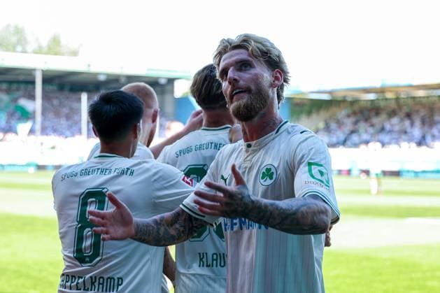 Jubel bei Ole Pohlmann 10 (Spvgg Greuther Fuerth) nach einem vermeintlichen Treffer, der jedoch vom VAR aberkannt wurde, SpVgg Greuther Fuerth vs. 1. FC Nuernberg, Fussball, Maenner, 2. Bundesliga, Saison 2026 2027, Hinrunde, 2. Spieltag, 15.08.2026 DFB regulations prohibit any use of photographs as image sequences and or quasi-video Fuerth Bayern Deutschland *** Ole Pohlmann of SpVgg Greuther Fürth celebrates after a supposed goal, which was, however, disallowed by VAR; SpVgg Greuther Fürth vs. 1. FC Nuremberg, Soccer, Men, 2. Bundesliga, 2026–2027 Season, First Half of the Season, Matchday 2, August 15, 2026. DFB regulations prohibit any use of photographs as image sequences and or quasi-video. Fürth, Bavaria, Germany Copyright: xkolbert-press MartinxAgüerax