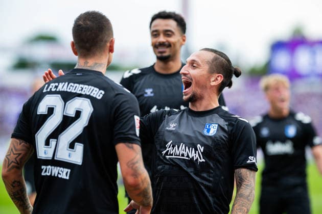 15.08.2026 - Fußball, 2026 2027, 2. Bundesliga, 2. Spieltag, VfL Osnabrück - 1. FC Magdeburg: (L-R) Mateusz Zukowski (Magdeburg) jubelt mit Emmanuel Iyoha (Magdeburg), Baris Atik (Magdeburg) nach seinem vermeintlichen Tor zum 0:3, das wegen Abseits aberkannt wurde DFL REGULATIONS PROHIBIT ANY USE OF PHOTOGRAPHS AS IMAGE SEQUENCES AND OR QUASI-VIDEO. *** August 15, 2026 Soccer, 2026–2027, 2. Bundesliga, Matchday 2, VfL Osnabrück 1–FC Magdeburg, Referee Mateusz Zukowski, Magdeburg celebrates with Emmanuel Iyoha, Magdeburg, Baris Atik of Magdeburg after his supposed goal to make it 0–3, which was disallowed for offside. DFL REGULATIONS PROHIBIT ANY USE OF PHOTOGRAPHS AS IMAGE SEQUENCES AND OR QUASI-VIDEO