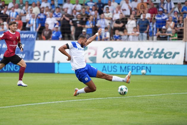 Deutschland: Fussball, 3. Liga, 2. Spieltag, Hänsch-Arena, SV Meppem vs. SG Sonnenhof-Großaspach: Cyrill Akono (SV Meppen, 9) verpasst knapp. *** German Soccer, 3rd Division, Matchday 2, Hänsch Arena, SV Meppen vs. SG Sonnenhof Großaspach; Cyrill Akono (SV Meppen) narrowly misses the mark by 9 Copyright: xMichelxWittex