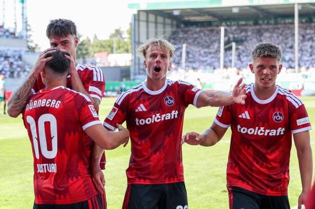 Julian Justvan 10 (1FC Nuernberg), Javier Fernandez 8 (1FC Nuernberg), Tim Janisch 32 (1FC Nuernberg) und Finn Becker 22 (1FC Nuernberg) feiern das 2:3, Tor, Freude, SpVgg Greuther Fuerth vs. 1. FC Nuernberg, Fussball, Maenner, 2. Bundesliga, Saison 2026 2027, Hinrunde, 2. Spieltag, 15.08.2026 DFB regulations prohibit any use of photographs as image sequences and or quasi-video Fuerth Bayern Deutschland *** Julian Justvan 10 1. FC Nuremberg, Javier Fernandez 8 1. FC Nuremberg, Tim Janisch 32 1. FC Nuremberg and Finn Becker 22 1. FC Nuremberg celebrate the 2-3 goal, joy, SpVgg Greuther Fürth vs. 1. FC Nuremberg, soccer, men, 2. Bundesliga, 2026–2027 season, First Half of the Season, Matchday 2, August 15, 2026. DFB regulations prohibit any use of photographs as image sequences and or quasi-video. Fürth, Bavaria, Germany Copyright: xkolbert-press MartinxAgüerax