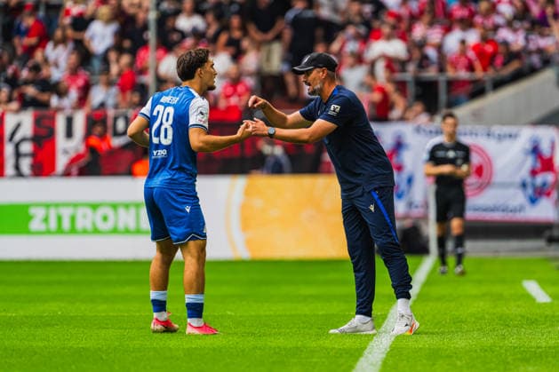 Florian Micheler (TSG Hoffenheim II, 28) nimmt anweisungen auf von Stefan Kleineheismann (TSG Hoffenheim II, Trainer) Fortuna Duesseldorf vs. TSG Hoffenheim II, Fussball, 3.Liga, 02.Spieltag, Saison 2026 27, 15.08.2026, DFL REGULATIONS PROHIBIT ANY USE OF PHOTOGRAPHS AS IMAGE SEQUENCES AND OR QUASI-VIDEO, Fortuna Duesseldorf vs. TSG Hoffenheim II, Fussball, 3.Liga, 2.Spieltag, Saison 2026 27, 15.08.2026 Düsseldorf *** Florian Micheler (TSG Hoffenheim II, 28) takes instructions from Stefan Kleineheismann (TSG Hoffenheim II, coach) during the Fortuna Düsseldorf vs. TSG Hoffenheim II soccer match, 3. Liga, Matchday 2, 2026–27 season, August 15, 2026, DFL regulations prohibit any use of photographs as image sequences and or quasi-video, Fortuna Düsseldorf vs. TSG Hoffenheim II, soccer, 3. Liga, Matchday 2, 2026–27 Season, August 15, 2026, Düsseldorf Copyright: xEibner-Pressefoto LukasxBaldygax EP_LBA