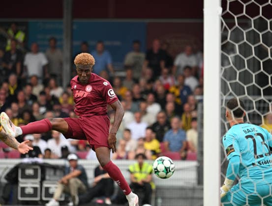 15.08.2026 xophax, Fussball 3.Liga , SC Fortuna Köln gegen Alemannia Aachen. Romeo Aigbekaen , links ( Fortuna Köln ) und Torwart Stefan Bajic , rechts ( Alemannia Aachen ) Koeln *** August 15, 2026 xophax, Soccer 3rd Division, SC Fortuna Cologne vs. Alemannia Aachen Romeo Aigbekaen, left: Fortuna Cologne; goalkeeper Stefan Bajic, right: Alemannia Aachen Cologne