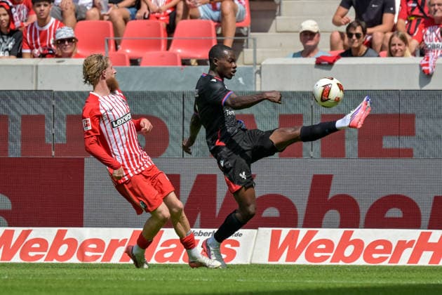 Tyrick Mitchell (Crystal Palace FC, 03) am Ball, Niklas Beste (SC Freiburg, 19) GER, SC Freiburg vs Crystal Palace FC, Fussball, Testspiel, , Saison 2026 2027, 15.08.2026 GER, SC Freiburg vs Crystal Palace FC, Fussball, Testspiel, , Saison 2026 2027, 15.08.2026 Freiburg *** Tyrick Mitchell, Crystal Palace FC, 03 on the ball, Niklas Beste, SC Freiburg, 19 GER, SC Freiburg vs. Crystal Palace FC, soccer, friendly match, , 2026–2027 season, August 15, 2026 GER, SC Freiburg vs. Crystal Palace FC, soccer, friendly match, , 2026–2027 season, August 15, 2026 Freiburg Copyright: xEibner-Pressefotox EP_THS