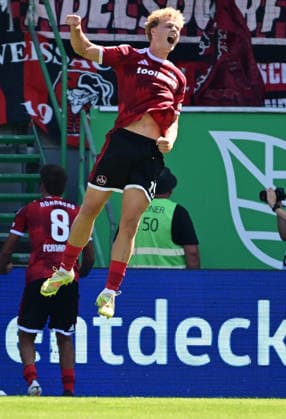 15.08.2026 - Fussball - Saison 2026 2027 - 2. Fussball - Bundesliga - 02. Spieltag: SpVgg Greuther Fürth ( Kleeblatt ) - 1. FC Nürnberg FCN ( Club ) Derby Frankenderby - Sportfoto Zink - xwoxzix - DFL regulations prohibit any use of photographs as image sequences and or quasi-video - only for editorial use - Torjubel Jubel Freude nach Treffer Tor Torschuß zum 2:4 durch Piet Scobel (19, 1. FC Nürnberg FCN ) - *** August 15, 2026 Soccer Season 2026–2027, Matchday 2, 2. Bundesliga, SpVgg Greuther Fürth (Kleeblatt) vs. 1. FC Nürnberg (FCN), Club Derby, Franconian Derby, Sports Photo by Zink xwoxzix. DFL regulations prohibit any use of photographs as image sequences and or quasi-video; for editorial use only. Goal celebration, jubilation, joy after a goal; shot on goal for the 2–4 by Piet Scobel 19, 1. FC Nürnberg (FCN)