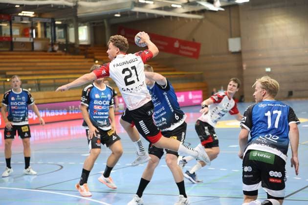 Ludvig Fagrenius ( 21; HK Malmö) zieht in der Hansehalle Lübeck zum Sprungwurf ab und wird dabei von Skive-fH-Spielern bedrängt. Der Ball ist bereits in der Wurfhand, mehrere Gegenspieler versuchen den Abschluss zu blocken. Ludvig Fagrenius ( 21; HK Malmö) beim Sprungwurf gegen Skive fH *** Ludvig Fagrenius of 21 HK Malmö takes a jump shot at the Hansehalle in Lübeck while being pressured by Skive fH players. The ball is already in his shooting hand, and several opponents are trying to block the shot. Ludvig Fagrenius of 21 HK Malmö takes a jump shot against Skive fH. Copyright: xspeedshotx