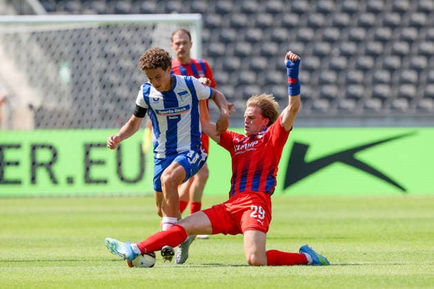 15.082026, xtgx, Fussball - 2.Bundesliga Hertha BSC Berlin - 1.FC Heidenheim emspor, v.l. Soufian Gouram (Hertha, 33), Mikkel Kaufmann (Heidenheim, 29) Zweikampf, Duell, Kampf, tackle (DFL DFB REGULATIONS PROHIBIT ANY USE OF PHOTOGRAPHS as IMAGE SEQUENCES and or QUASI-VIDEO) Berlin *** 15 082026, xtgx, Soccer 2. Bundesliga Hertha BSC Berlin 1 FC Heidenheim emspor, from left: Soufian Gouram (Hertha), 33, Mikkel Kaufmann (Heidenheim), 29: Tackle, duel, battle, DFL and DFB regulations prohibit any use of photographs as image sequences and or quasi-video, Berlin