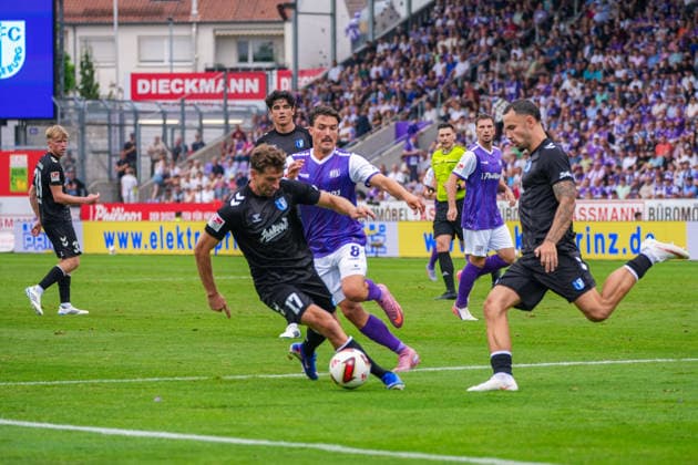 Zweikampf Alexander Nollenberger (1. FC Magdeburg, 17), Leonhard Münst (VfL Osnabrück, 8), Deutschland: Fussball, 2. Bundesliga, Saison 2026 27, 2. Spieltag, 15.08.2026, VfL Osnabrück vs 1. FC Magdeburg, Stadion Bremer Brücke (Osnabrück, Niedersachsen) *** Tackle: Alexander Nollenberger (1 FC Magdeburg, 17) vs. Leonhard Münst (VfL Osnabrück, 8), German Soccer, 2. Bundesliga, 2026–27 Season, Matchday 2, August 15, 2026, VfL Osnabrück vs. 1 FC Magdeburg, Bremer Brücke Stadium, Osnabrück, Lower Saxony Copyright: xLeonxFrickx