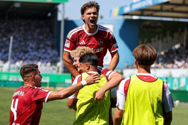 Torjubel (1FC Nuernberg) nach dem 2:4 durch Piet Scobel 19 (1 FC Nuernberg), SpVgg Greuther Fuerth vs. 1. FC Nuernberg, Fussball, Maenner, 2. Bundesliga, Saison 2026 2027, Hinrunde, 2. Spieltag, 15.08.2026 DFB regulations prohibit any use of photographs as image sequences and or quasi-video Fuerth Bayern Deutschland *** Goal celebration by 1. FC Nuremberg after Piet Scobel s goal (2-4) on August 19, 1. FC Nuremberg vs. SpVgg Greuther Fürth, Soccer, Men, 2. Bundesliga, 2026–2027 Season, First Half of the Season, Matchday 2, August 15, 2026. DFB regulations prohibit any use of photographs as image sequences and or quasi-video. Fürth, Bavaria, Germany Copyright: xkolbert-press MartinxAgüerax