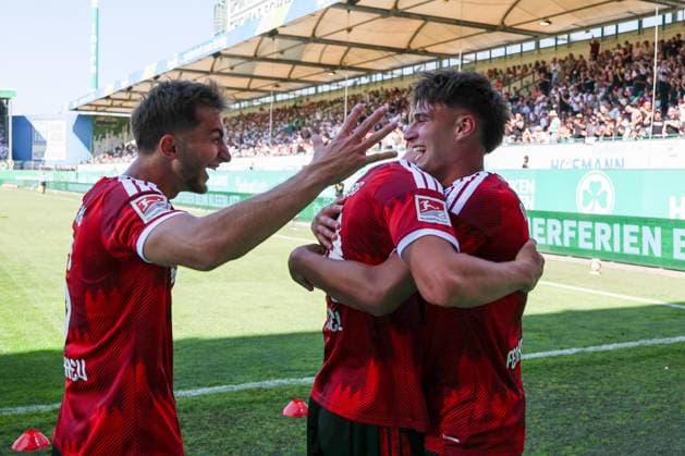 Adam Markhiyev 6 (1FC Nuernberg), Piet Scobel 19 (1 FC Nuernberg) und Javier Fernandez 8 (1FC Nuernberg) jubeln ueber das Tor zum 2:4, SpVgg Greuther Fuerth vs. 1. FC Nuernberg, Fussball, Maenner, 2. Bundesliga, Saison 2026 2027, Hinrunde, 2. Spieltag, 15.08.2026 DFB regulations prohibit any use of photographs as image sequences and or quasi-video Fuerth Bayern Deutschland *** Adam Markhiyev 6 (1. FC Nuremberg), Piet Scobel 19 (1. FC Nuremberg), and Javier Fernandez 8 (1. FC Nuremberg) celebrate the goal that made the score 2–4, SpVgg Greuther Fürth vs. 1. FC Nuremberg, soccer, Men, 2. Bundesliga, 2026–2027 season, first half of the season, Matchday 2, August 15, 2026. DFB regulations prohibit any use of photographs as image sequences and or quasi-video. Fürth, Bavaria, Germany Copyright: xkolbert-press MartinxAgüerax