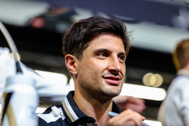 Mitch Evans (Jaguar TCS Racing, 09) bei der Autogrammstunde, ABB FIA Formula E World Championship, WM, Weltmeisterschaft London e-Prix 2026, Vereinigtes Koenigreich, Saison 12 2025 26, Runde 16, 15.07.2026, ABB FIA Formula E World Championship, London e-Prix 2026, Vereinigtes Koenigreich, Saison 12 2025 26, Runde 16, 15.07.2026 London *** Mitch Evans, Jaguar TCS Racing, No. 09 at the autograph session, ABB FIA Formula E World Championship, London e-Prix 2026, United Kingdom, Season 12 (2025–26), Round 16, July 15, 2026, ABB FIA Formula E World Championship, London ePrix 2026, United Kingdom, Season 12 (2025–26), Round 16, July 15, 2026, London Copyright: xEibner-Pressefoto LauraxRoemerx EP_LRR