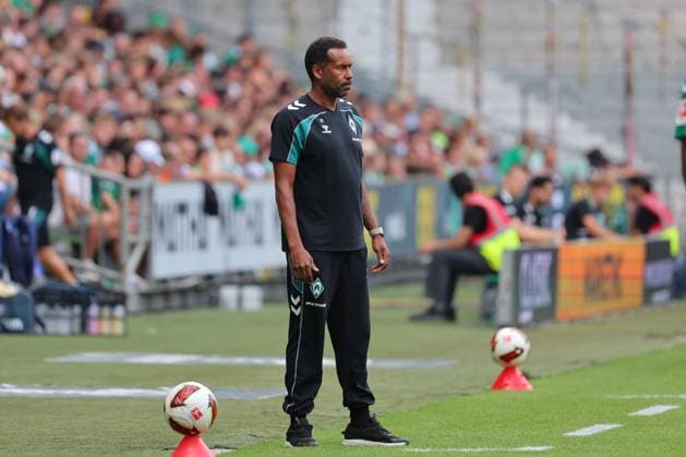 15.08.26, GER, Fussball, 1.FBL Männer, Freundschaftsspiel, Tach der Fans 2026, Saison2026 2027, Weserstadion, SV Werder Bremen vs.AJ Auxerre Coachingzone Seitenlinie Trainerbereich Technische Zone. Trainer Daniel Thioune (SV Werder Bremen) Foto nordphoto GmbH Tauchnitz DFB REGULATIONS PROHIBIT ANY USE OF PHOTOGRAPHS AS IMAGE SEQUENCES AND OR QUASI-VIDEO. Bremen Weserstadion Bremen Germany *** August 26, 2015, GER, Soccer, 1st Bundesliga Men, Friendly Match, Fan Day 2026, 2026–2027 Season, Weserstadion, SV Werder Bremen vs. AJ Auxerre Coaching Zone, Sideline, Coaches’ Area, Technical Zone, Coach Daniel Thioune, SV Werder Bremen, Photo: nordphoto GmbH, Tauchnitz. DFB regulations prohibit any use of photographs as image sequences and or quasi-video. Bremen, Weserstadion, Bremen, Germany Copyright: xnordphotoxGmbHx xTauchnitzx