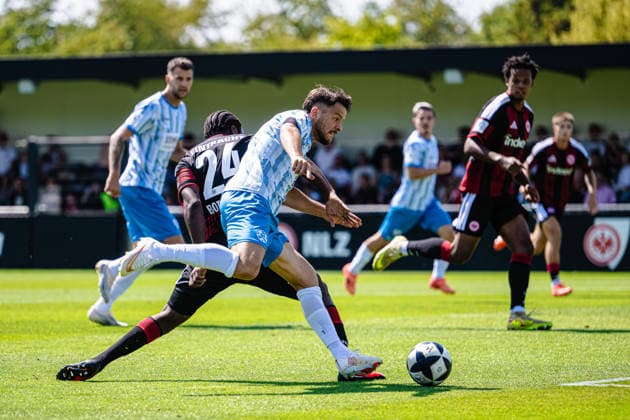 Derek Boakye Osei (Eintracht Frankfurt II, 24), Jannick Glessing (SV Stuttgarter Kickers, 07) Eintracht Frankfurt II vs. SV Stuttgarter Kickers, Fussball, Regionalliga Suedwest, 2. Spieltag, Saison 2026 2027, 15.08.2026 Eibner-Pressefoto Attila Ziga Eintracht Frankfurt II vs. SV Stuttgarter Kickers, Fussball, Regionalliga Suedwest, 2. Spieltag, Saison 2026 2027, 15.08.2026 Dreiech *** Derek Boakye Osei, Eintracht Frankfurt II, 24; Jannick Glessing, SV Stuttgarter Kickers, 07; Eintracht Frankfurt II vs. SV Stuttgarter Kickers, soccer, Regionalliga Southwest, Matchday 2, 2026–2027 season, August 15, 2026 Eibner Press Photo Attila Ziga Eintracht Frankfurt II vs. SV Stuttgarter Kickers, Soccer, Regionalliga Southwest, Matchday 2, 2026–2027 Season, August 15, 2026 Dreiech Copyright: xEibner-Pressefotox EP_AZA