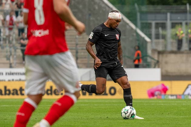 Eric Voufack (TSV Havelse, 19) spielt nach einer Verletzung mit bandagiertem Kopf, GER Rot-Weiss Essen vs. TSV Havelse, Fussball, 3. Liga, Spieltag 02, Saison 2026 2027, 15.08.2026 DFB DFL REGULATIONS PROHIBIT ANY USE OF PHOTOGRAPHS AS IMAGE SEQUENCES AND OR QUASI-VIDEO, GER Rot-Weiss Essen vs. TSV Havelse, Fussball, 3. Liga, Spieltag 02, Saison 2026 2027, 15.08.2026 Essen *** Eric Voufack of TSV Havelse, No. 19, plays with his head bandaged after an injury; GER Rot Weiss Essen vs. TSV Havelse, soccer, 3rd Division, Matchday 02, 2026–2027 season, August 15, 2026 DFB and DFL regulations prohibit any use of photographs as image sequences and or quasi-video, GER Rot Weiss Essen vs. TSV Havelse, soccer, 3rd Division, Matchday 02, 2026–2027 season, August 15, 2026, Essen Copyright: xEibner-Pressefoto FabianxFriesex EP_FFE
