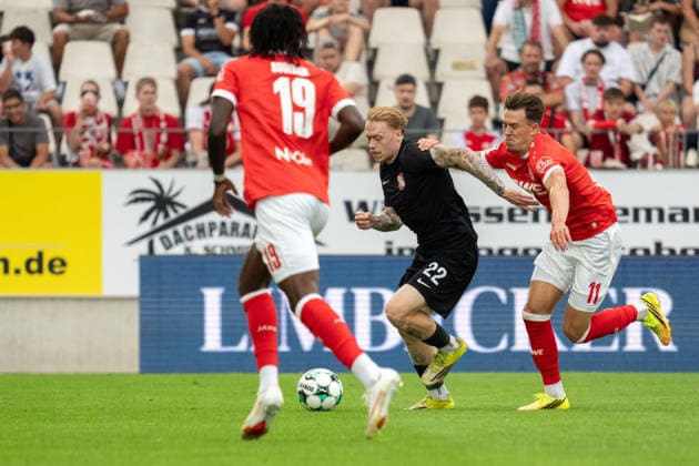 Noah Pesch (Rot-Weiss Essen, 11) versucht Leon Sommer (TSV Havelse, 22) zu stoppen, GER Rot-Weiss Essen vs. TSV Havelse, Fussball, 3. Liga, Spieltag 02, Saison 2026 2027, 15.08.2026 DFB DFL REGULATIONS PROHIBIT ANY USE OF PHOTOGRAPHS AS IMAGE SEQUENCES AND OR QUASI-VIDEO, GER Rot-Weiss Essen vs. TSV Havelse, Fussball, 3. Liga, Spieltag 02, Saison 2026 2027, 15.08.2026 Essen *** Noah Pesch (Rot Weiss Essen, No. 11) tries to stop Leon Sommer (TSV Havelse, No. 22), GER Rot Weiss Essen vs. TSV Havelse, Soccer, 3rd Division, Matchday 02, 2026–2027 Season, August 15, 2026 DFB and DFL regulations prohibit any use of photographs as image sequences and or quasi-video, GER Rot Weiss Essen vs. TSV Havelse, soccer, 3rd League, Matchday 02, 2026–2027 season, August 15, 2026, Essen Copyright: xEibner-Pressefoto FabianxFriesex EP_FFE
