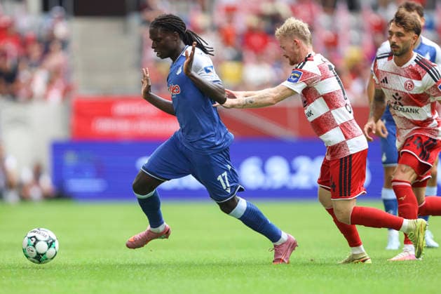 Blessing Miguel Makanda (TSG Hoffenheim II) und Jomaine Consbruch (Fortuna Duesseldorf) im Zweikampf waehrend des Spiels der 3. Liga zwischen Fortuna Duesseldorf und TSG 1899 Hoffenheim II, Merkur Spiel-Arena am 15. August 2026 in Duesseldorf, Deutschland. (Foto von Oliver Kaelke DeFodi Images) +++ Blessing Miguel Makanda (TSG Hoffenheim II) und Jomaine Consbruch (Fortuna Duesseldorf) battle for the ball during the 3. Liga match between Fortuna Duesseldorf and TSG 1899 Hoffenheim II at Merkur Spiel-Arena on August 15, 2026 in Dusseldorf, Germany. (Photo by Oliver Kaelke DeFodi Images) DFB DFL REGULATIONS PROHIBIT ANY USE OF PHOTOGRAPHS AS IMAGE SEQUENCES AND OR QUASI-VIDEO. (Photo by Oliver Kaelke DeFodi Images) - *** Blessing Miguel Makanda of TSG Hoffenheim II and Jomaine Consbruch of Fortuna Düsseldorf in a tackle during the 3. Liga match between Fortuna Düsseldorf and TSG 1899 Hoffenheim II, Merkur Spiel Arena on August 15, 2026, in Düsseldorf, Germany. Photo by Oliver Kaelke, DeFodi Images. Blessing Miguel Makanda of TSG Hoffenheim II and Jomaine Consbruch of Fortuna Düsseldorf battle for the ball during the 3. Liga match between Fortuna Düsseldorf and TSG 1899 Hoffenheim II at Merkur Spiel Arena on August 15, 2026 in Düsseldorf, Germany. Photo by Oliver Kaelke, DeFodi Images. DFB and DFL regulations prohibit any use of photographs as image sequences and or quasi-video. Photo by Oliver Kaelke, DeFodi Images.