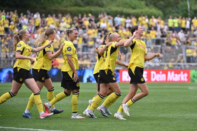 BVB Jubel 1:0, Torschützin Lara Schmidt (Borussia Dortmund), re., wird von ihren Mitspielerinnen gefeiert, mitte Alexandra Popp (Borussia Dortmund) 15.08.2026, Fussball, Frauen, Saison 2026 2027, Testspiel, Saisoneröffnung, Regionalliga, Borussia Dortmund - AS Rom Dortmund Stadion Rote Erde Nordrhein Westfalen Deutschland *** BVB Celebrates 1–0; goal scorer Lara Schmidt of Borussia Dortmund (right) is celebrated by her teammates; in the center is Alexandra Popp of Borussia Dortmund, August 15, 2026, Soccer, Women’s, 2026–2027 season, Friendly match, Season opener, Regional League, Borussia Dortmund vs. AS Roma, Dortmund’s Rote Erde Stadium, North Rhine-Westphalia, Germany Team2