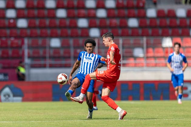Regionalliga Nordost: FC Rot-Weiß Erfurt vs. 1. FC Magdeburg II; Erfurt; 15.08.2026 Niclas Walther ( 22; FC Rot-Weiß Erfurt) gegen Jeremie Niklaus ( 17; 1. FC Magdeburg II) Regionalliga Nordost: FC Rot-Weiß Erfurt vs. 1. FC Magdeburg II; Steigerwaldstadion Erfurt; 15.08.2026 *** Northeast Regional League: FC Rot Weiß Erfurt vs. 1. FC Magdeburg II, Erfurt, August 15, 2026; Niclas Walther (22, FC Rot Weiß Erfurt) vs. Jeremie Niklaus (17, 1. FC Magdeburg II); Northeast Regional League: FC Rot Weiß Erfurt vs. 1. FC Magdeburg II Steigerwald Stadium, Erfurt August 15, 2026 Copyright: xBEAUTIFULxSPORTS Duehringx