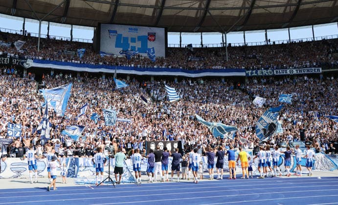 Hertha Mannschaft bei der Ehrenrunde nach Spielende vor den Fans Fußball Fussball DFL 2. Bundesliga Herren 2. Spieltag Saison 2026 2027 15.08.2026 Hertha BSC Berlin vs. FC Heidenheim FCH DFL regulations prohibit any use of photographs as image sequences and or quasi-video *** Hertha team taking a lap of honor in front of the fans after the game ended Sports Soccer DFL 2 Bundesliga Men s 2 Matchday Season 2026–2027 August 15, 2026 Hertha BSC Berlin vs. FC Heidenheim (FCH) DFL regulations prohibit any use of photographs as image sequences and or quasi-video