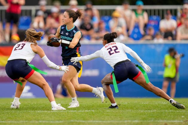 Isabella Geraci (USA), Kyra Fischer (Germany) und Kendra Meredith (USA) battle for the ball during the Women s 2026 IFAF Flag Football World Championships quarter-final match between USA v Germany at Flag Football Complex Dusseldorf-Garath on August 15, 2026 in Dusseldorf, Germany. (Photo by Alex Gottschalk DeFodi Images) - *** Isabella Geraci (USA), Kyra Fischer (Germany), and Kendra Meredith (USA) battle for the ball during the quarterfinal match of the 2026 IFAF Women’s Flag Football World Championships between the USA and Germany at the Flag Football Complex in Düsseldorf-Garath on August 15, 2026 in Düsseldorf, Germany. Photo by Alex Gottschalk, DeFodi Images