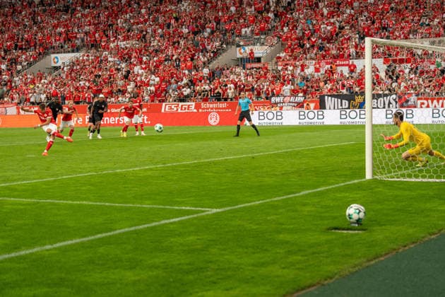 Semir Telalovic (Rot-Weiss Essen, 17) verwandelt den Elfmeter zum 1:0 gegen Omer Hanin (TSV Havelse, 13), GER Rot-Weiss Essen vs. TSV Havelse, Fussball, 3. Liga, Spieltag 02, Saison 2026 2027, 15.08.2026 DFB DFL REGULATIONS PROHIBIT ANY USE OF PHOTOGRAPHS AS IMAGE SEQUENCES AND OR QUASI-VIDEO, GER Rot-Weiss Essen vs. TSV Havelse, Fussball, 3. Liga, Spieltag 02, Saison 2026 2027, 15.08.2026 Essen *** Semir Telalovic (Rot Weiss Essen, 17) converts the penalty kick to make it 1–0 against Omer Hanin (TSV Havelse, 13), GER Rot Weiss Essen vs. TSV Havelse, Soccer, 3rd League, Matchday 02, 2026–2027 Season, August 15, 2026 DFB and DFL regulations prohibit any use of photographs as image sequences and or quasi-video, GER Rot Weiss Essen vs. TSV Havelse, soccer, 3rd League, Matchday 02, 2026–2027 season, August 15, 2026, Essen Copyright: xEibner-Pressefoto FabianxFriesex EP_FFE