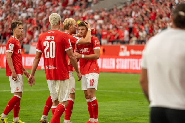 Torjubel bei den Essenern nach dem 1:0 durch Semir Telalovic (Rot-Weiss Essen, 17) elfmeter, GER Rot-Weiss Essen vs. TSV Havelse, Fussball, 3. Liga, Spieltag 02, Saison 2026 2027, 15.08.2026 DFB DFL REGULATIONS PROHIBIT ANY USE OF PHOTOGRAPHS AS IMAGE SEQUENCES AND OR QUASI-VIDEO, GER Rot-Weiss Essen vs. TSV Havelse, Fussball, 3. Liga, Spieltag 02, Saison 2026 2027, 15.08.2026 Essen *** Goal celebration by the Essen fans after Semir Telalovic’s 1-0 goal for Rot-Weiss Essen, 17 penalty kicks, GER Rot-Weiss Essen vs. TSV Havelse, soccer, 3. Liga, Matchday 02, 2026–2027 season, August 15, 2026 DFB and DFL regulations prohibit any use of photographs as image sequences and or quasi-video, GER Rot-Weiss Essen vs. TSV Havelse, soccer, 3rd League, Matchday 02, 2026–2027 season, August 15, 2026, Essen Copyright: xEibner-Pressefoto FabianxFriesex EP_FFE