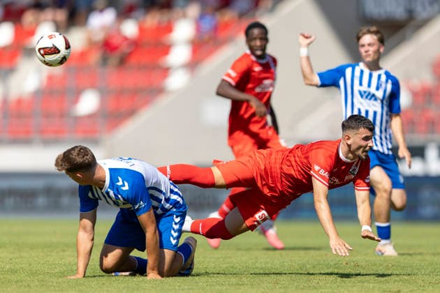 Regionalliga Nordost: FC Rot-Weiß Erfurt vs. 1. FC Magdeburg II; Erfurt; 15.08.2026 Timo Birk ( 6; 1. FC Magdeburg II) gegen Stanislav Fehler ( 11; FC Rot-Weiß Erfurt) Regionalliga Nordost: FC Rot-Weiß Erfurt vs. 1. FC Magdeburg II; Steigerwaldstadion Erfurt; 15.08.2026 *** Regionalliga Northeast FC Rot-Weiß Erfurt vs. 1. FC Magdeburg II Erfurt, August 15, 2026 Timo Birk 6 1. FC Magdeburg II vs. Stanislav Fehler 11 FC Rot-Weiß Erfurt Regionalliga Northeast FC Rot-Weiß Erfurt vs. 1. FC Magdeburg II SteigerWaldstadion, Erfurt, August 15, 2026 Copyright: xBEAUTIFULxSPORTS Duehringx