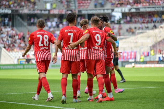 Jubel nach dem Tor zum 2:0 durch Lucas Hoeler (SC Freiburg, 09) mit Patrick Osterhage (SC Freiburg, 06) und Derry Scherhant (SC Freiburg, 07), Jordy Makengo (SC Freiburg, 33) GER, SC Freiburg vs Crystal Palace FC, Fussball, Testspiel, , Saison 2026 2027, 15.08.2026 GER, SC Freiburg vs Crystal Palace FC, Fussball, Testspiel, , Saison 2026 2027, 15.08.2026 Freiburg *** Celebration after Lucas Hoeler (SC Freiburg, 09) scored the goal to make it 2–0, with Patrick Osterhage (SC Freiburg, 06) and Derry Scherhant (SC Freiburg, 07, Jordy Makengo (SC Freiburg, 33), Germany, SC Freiburg vs. Crystal Palace FC, soccer, friendly match, 2026–2027 season, August 15, 2026 GER, SC Freiburg vs. Crystal Palace FC, soccer, friendly match, 2026–2027 season, August 15, 2026 Freiburg Copyright: xEibner-Pressefotox EP_THS