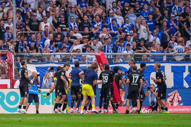 Magdeburg jubelt nach Abpfiff, Freude, Jubel, Emotionen nach Apfiff vor den eigenen Fans, Deutschland: Fussball, 2. Bundesliga, Saison 2026 27, 2. Spieltag, 15.08.2026, VfL Osnabrück vs 1. FC Magdeburg, Stadion Bremer Brücke (Osnabrück, Niedersachsen) *** Magdeburg celebrates after the final whistle—joy, cheering, and excitement in front of their home fans—German soccer, 2. Bundesliga, 2026–27 season, Matchday 2, August 15, 2026, VfL Osnabrück vs. 1. FC Magdeburg, Bremer Brücke Stadium, Osnabrück, Lower Saxony Copyright: xLeonxFrickx