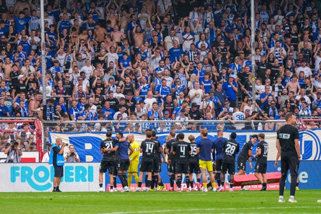 Magdeburg jubelt nach Abpfiff, Freude, Jubel, Emotionen nach Apfiff vor den eigenen Fans, Deutschland: Fussball, 2. Bundesliga, Saison 2026 27, 2. Spieltag, 15.08.2026, VfL Osnabrück vs 1. FC Magdeburg, Stadion Bremer Brücke (Osnabrück, Niedersachsen) *** Magdeburg celebrates after the final whistle—joy, cheering, and excitement in front of their home fans—German soccer, 2. Bundesliga, 2026–27 season, Matchday 2, August 15, 2026, VfL Osnabrück vs. 1. FC Magdeburg, Bremer Brücke Stadium, Osnabrück, Lower Saxony Copyright: xLeonxFrickx