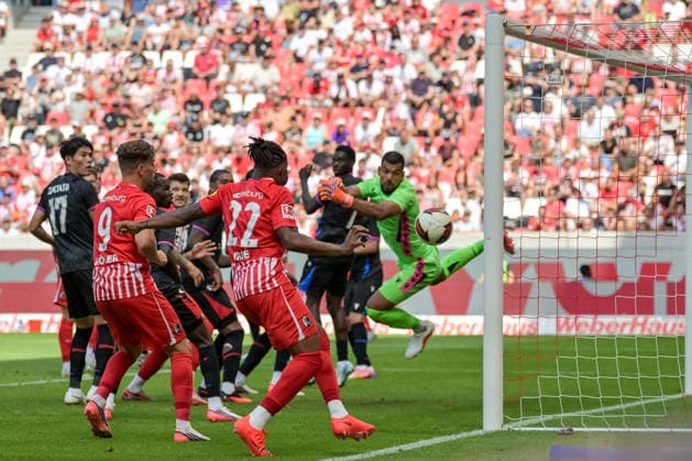 Walter Benitez (Crystal Palace FC, 44) fiegt am Ball vorbei. GER, SC Freiburg vs Crystal Palace FC, Fussball, Testspiel, , Saison 2026 2027, 15.08.2026 GER, SC Freiburg vs Crystal Palace FC, Fussball, Testspiel, , Saison 2026 2027, 15.08.2026 Freiburg *** Walter Benitez, Crystal Palace FC, 44, misses the ball GER, SC Freiburg vs. Crystal Palace FC, Soccer, Friendly, , 2026–2027 Season, August 15, 2026 GER, SC Freiburg vs. Crystal Palace FC, Soccer, Friendly, , 2026–2027 season, August 15, 2026 Freiburg Copyright: xEibner-Pressefotox EP_THS