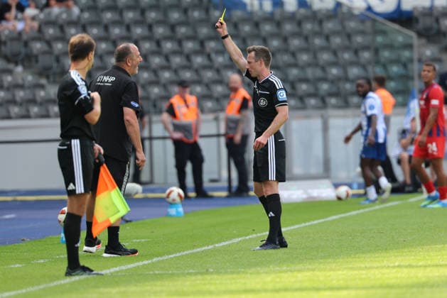 BERLIN, DEUTSCHLAND - AUGUST 15: yellow, the yellow card, r Trainer Coach Frank Schmidt angry, mad, after recieving a yellow card from Schiedsrichter Referee Lukas Benen, during the match in the 2. German Bundesliga: Hertha BSC - 1. FC Heidenheim at Olympiastadion Berlin on matchday 29 on August 15, 2026 in Berlin, Deutschland. DFB regulations prohibit any use of photographs as image sequences and or quasi video. Berlin Deutschland Copyright: xO.Frankex