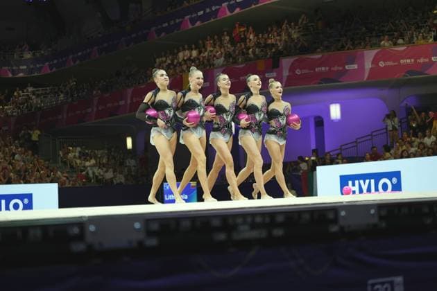 Das litauische Gruppenteam präsentiert sich mit pinken Bällen auf dem Wettkampfboden der Festhalle Frankfurt. Alle fünf Turnerinnen tragen identische schwarz-silberne Kostüme mit floralen Applikationen. Litauens Gruppenteam mit Bällen bei der Rhythmischen Sportgymnastik-WM *** The Lithuanian group team takes the floor at the Festhalle Frankfurt with pink balls. All five gymnasts are wearing identical black-and-silver leotards with floral appliqués. Lithuania s group team with balls at the Rhythmic Gymnastics World Championships Copyright: xspeedshotx