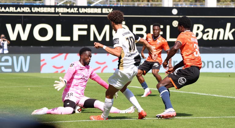 15.08.2026, Fussball, Herren, Testspiel, Saison 2026 2027, SV 07 Elversberg - FC Lorient, Yvon Mvogo (FC Lorient) Noah Darvich (SV 07 Elversberg) Elversberg Ursapharm-Arena an der Kaiserlinde Saarland Deutschland (DEU) *** August 15, 2026, Soccer, Men s, Friendly, 2026–2027 Season, SV 07 Elversberg vs. FC Lorient, Yvon Mvogo (FC Lorient) vs. Noah Darvich (SV 07 Elversberg), Ursapharm Arena in Elversberg, Saarland, Germany (DEU) Copyright: xFabianxKleerx