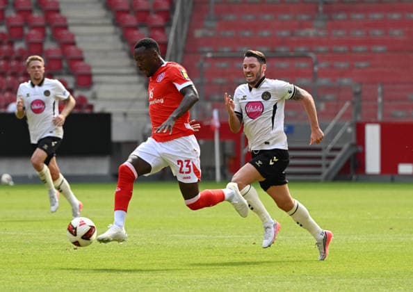15.08.2026, xsltx, Fussball Testspiel, FSV Mainz 05 - AFC Bournemouth v.l. Nach einem langen Abwurf von Robin Zentner (1. FSV Mainz 05) enteilt Sheraldo Becker (1. FSV Mainz 05) Adam Smith (AFC Bournemouth) und trifft zum 1:0 (DFL DFB REGULATIONS PROHIBIT ANY USE OF PHOTOGRAPHS as IMAGE SEQUENCES and or QUASI-VIDEO) *** August 15, 2026, xsltx, Soccer Friendly, FSV Mainz 05 vs. AFC Bournemouth: After a long throw-in by Robin Zentner (1, FSV Mainz 05), Sheraldo Becker (1, FSV Mainz 05) outruns Adam Smith (AFC Bournemouth) and scores to make it 1–0. DFL and DFB regulations prohibit any use OF PHOTOGRAPHS AS IMAGE SEQUENCES AND OR QUASI-VIDEO