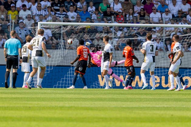 Im Bild: Das Tor zum 1:0, Torwart Yvon Mvogo (FC Lorient, 38) hat keine Chance 15.08.2026, 1. Bundesliga, Testspiel, SV 07 Elversberg - FC Lorient, Deutschland, Spiesen-Elversberg, URSAPHARM-Arena, DFL REGULATIONS PROHIBIT ANY USE OF PHOTOGRAPHS AS IMAGE SEQUENCES AND OR QUASI-VIDEO. *** Pictured: The goal that made it 1–0; FC Lorient goalkeeper Yvon Mvogo, 38, had no chance; August 15, 2026, 1 Bundesliga, Friendly Match, SV 07 Elversberg vs. FC Lorient, Germany, Elversberg, URSAPHARM Arena, DFL REGULATIONS PROHIBIT ANY USE OF PHOTOGRAPHS AS IMAGE SEQUENCES AND OR QUASI-VIDEO Copyright: HMBxMedia xJulienxBecker