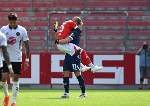 15.08.2026, xsltx, Fussball Testspiel, FSV Mainz 05 - AFC Bournemouth v.l. Sheraldo Becker (1. FSV Mainz 05) dankt Robin Zentner (1. FSV Mainz 05) für die Vorlage zum 1:0 (DFL DFB REGULATIONS PROHIBIT ANY USE OF PHOTOGRAPHS as IMAGE SEQUENCES and or QUASI-VIDEO) *** August 15, 2026, xsltx, Soccer Friendly, FSV Mainz 05 vs. AFC Bournemouth, Sheraldo Becker 1, FSV Mainz 05 thanks Robin Zentner 1, FSV Mainz 05 for the assist on the 1–0 goal. DFL DFB REGULATIONS PROHIBIT ANY USE OF PHOTOGRAPHS AS IMAGE SEQUENCESENCES and or QUASI-VIDEO