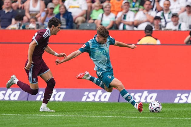 15.08.2026, xydrx, Herren, Fußball, Saisoneroeffnung, Borussia Mönchengladbach - Aston Villa, Saison 2026 2027, ista-Borussia-Park: Kosta Nedeljkovic (Aston Villa, 32) im Zweikampf gegen Lukas Ullrich (Borussia Moenchengladbach, 26) DFB regulations prohibit any use of photographs as image sequences and or quasi-video. *** August 15, 2026, xydrx, Men s, Soccer, Season Opener, Borussia Mönchengladbach vs. Aston Villa, 2026–2027 season, ista Borussia Park, Kosta Nedeljkovic, Aston Villa, 32, in a tackle against Lukas Ullrich, Borussia Mönchengladbach, 26. DFB regulations prohibit any use of photographs as image sequences and or quasi-video. Copyright: HMBxMedia YannisxDreimann