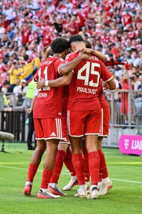 Telekom Cup 2026; FC Bayern München - RB Leipzig; 15.08.2026 MUNICH, GERMANY - 15. AUGUST: Jubel der Bayern nach dem Treffer zum 1-0 druch Luis DIAZ (FC Bayern Munich 14) Tor Torschuetze Freude Happy während dem Match des Telekom Cups 2026 zwischen dem FC Bayern München und RB Leipzig in der Allianz Arena *** Telekom Cup 2026 FC Bayern Munich RB Leipzig August 15, 2026 MUNICH, GERMANY August 15 Bayern players celebrate after Luis DIAZ scores the 1–0 goal FC Bayern Munich 14 Goal Scorer Joy Happy during the 2026 Telekom Cup match between FC Bayern Munich and RB Leipzig at the Allianz Arena Copyright: xBEAUTIFULxSPORTS Goldbergx