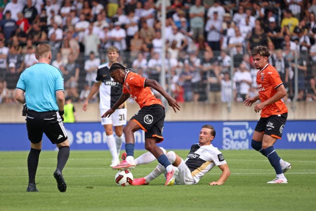 15.08.2026, Fussball, Herren, Testspiel, Saison 2026 2027, SV 07 Elversberg - FC Lorient, Daniel Semedo (FC Lorient) Lukas Petkov (SV 07 Elversberg) Elversberg Ursapharm-Arena an der Kaiserlinde Saarland Deutschland (DEU) *** August 15, 2026, Soccer, Men s, Friendly, 2026–2027 Season, SV 07 Elversberg vs. FC Lorient, Daniel Semedo (FC Lorient) vs. Lukas Petkov (SV 07 Elversberg), Ursapharm Arena in Elversberg, Saarland, Germany (DEU) Copyright: xFabianxKleerx