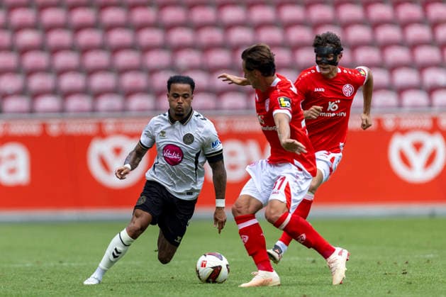 GER, Mainz, Fussball, Testspiel, FSV Mainz 05 vs. AFC Bournemouth im Bild v.l.: Justin Kluivert (AFC Bournemouth 19), Aktion mit Ball , Zweikampf Dominik Kohr (FSV Mainz 05 31), Fabio Gruber (FSV Mainz 05 03), 15.08.2026, MEWA-Arena Mainz DFL DFB REGULATIONS PROHIBIT ANY USE OF PHOTOGRAPHS AS IMAGE SEQUENCES AND OR QUASI-VIDEO, *** GER, Mainz, Soccer, Friendly Match, FSV Mainz 05 vs. AFC Bournemouth (pictured, from left): Justin Kluivert (AFC Bournemouth, 19), in action with the ball; Dominik Kohr (FSV Mainz 05, 31), Fabio Gruber, FSV Mainz 05, No. 03, August 15, 2026, MEWA Arena, Mainz. DFL and DFB regulations prohibit any use of photographs as image sequences and or quasi-video, Copyright: HMBxMedia PaulxFritz