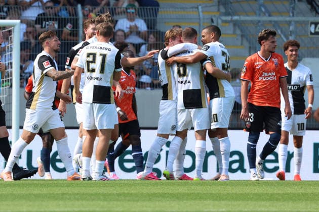 15.08.2026, xrekx, Fussball Testspiel, SV Elversberg - FC Lorient v.l. Lukasz Poreba (SV 07 Elversberg) erzielt das Tor, Treffer, scores the goal zum 1:0 (DFL DFB REGULATIONS PROHIBIT ANY USE OF PHOTOGRAPHS as IMAGE SEQUENCES and or QUASI-VIDEO) Elversberg *** August 15, 2026, xrekx, Soccer Friendly Match, SV Elversberg vs. FC Lorient – Lukasz Poreba of SV 07 Elversberg scores the goal, goal, scores the goal to make it 1–0. DFL and DFB regulations prohibit any use of photographs as image sequences and or quasi-video. Elversberg