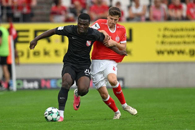 v. li. im Zweikampf Alexander Guiddir (Havelse 20) Michael Kostka (Essen 2) 15.08.2026 ¢ Fussball ¢ Rot-Weiss Essen vs TSV Havelse, Stadion Essen, Essen, DFB DFL REGULATIONS PROHIBIT ANY USE OF PHOTOGRAPHS AS IMAGE SEQUENCES AND OR QUASI-VIDEO NRW Germany *** From left: Alexander Guiddir (Havelse 2) and Michael Kostka (Essen 2) in a one-on-one battle, August 15, 2026 ¢ Soccer ¢ Rot Weiss Essen vs. TSV Havelse, Essen Stadium, Essen, DFB DFL regulations prohibit any use of photographs as image sequences and or quasi-video. NRW, Germany Copyright: xpepphotox xHorstxMauelshagenx pep00321, pep_20260815_hm_398824