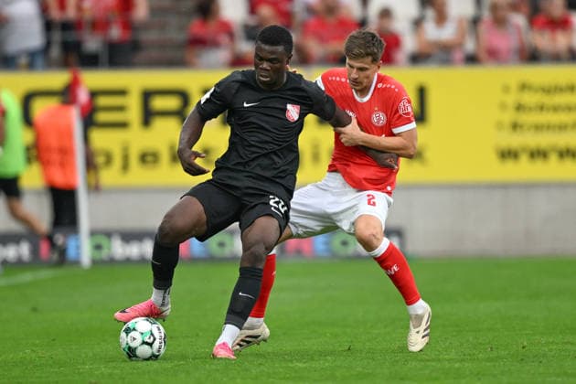 v. li. im Zweikampf Alexander Guiddir (Havelse 20) Michael Kostka (Essen 2) 15.08.2026 ¢ Fussball ¢ Rot-Weiss Essen vs TSV Havelse, Stadion Essen, Essen, DFB DFL REGULATIONS PROHIBIT ANY USE OF PHOTOGRAPHS AS IMAGE SEQUENCES AND OR QUASI-VIDEO NRW Germany *** From left: Alexander Guiddir (Havelse 2) and Michael Kostka (Essen 2) in a one-on-one battle, August 15, 2026 ¢ Soccer ¢ Rot Weiss Essen vs. TSV Havelse, Essen Stadium, Essen, DFB DFL regulations prohibit any use of photographs as image sequences and or quasi-video. NRW, Germany Copyright: xpepphotox xHorstxMauelshagenx pep00321, pep_20260815_hm_398828
