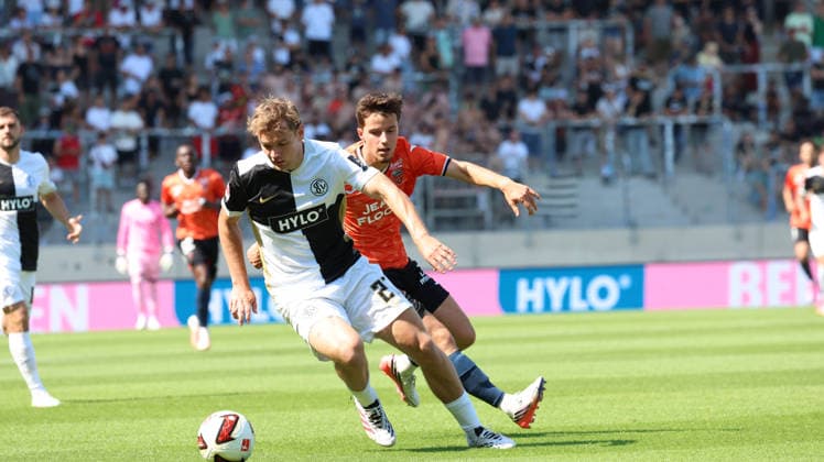15.08.2026, xrekx, Fussball Testspiel, SV Elversberg - FC Lorient v.l. Lasse Günther (SV 07 Elversberg) Panos Katseris (FC Lorient) Zweikampf, Aktion, action, battle for the ball (DFL DFB REGULATIONS PROHIBIT ANY USE OF PHOTOGRAPHS as IMAGE SEQUENCES and or QUASI-VIDEO) Elversberg *** August 15, 2026, xrekx, Soccer Friendly Match, SV Elversberg vs. FC Lorient, Lasse Günther (SV 07 Elversberg) vs. Panos Katseris (FC Lorient), Tackle, Action, battle for the ball. DFL and DFB regulations prohibit any use of photographs as image sequences and or quasi-video. Elversberg